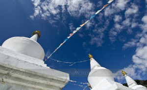 一座位於中國西藏的舍利塔直指向天，祈求好運 